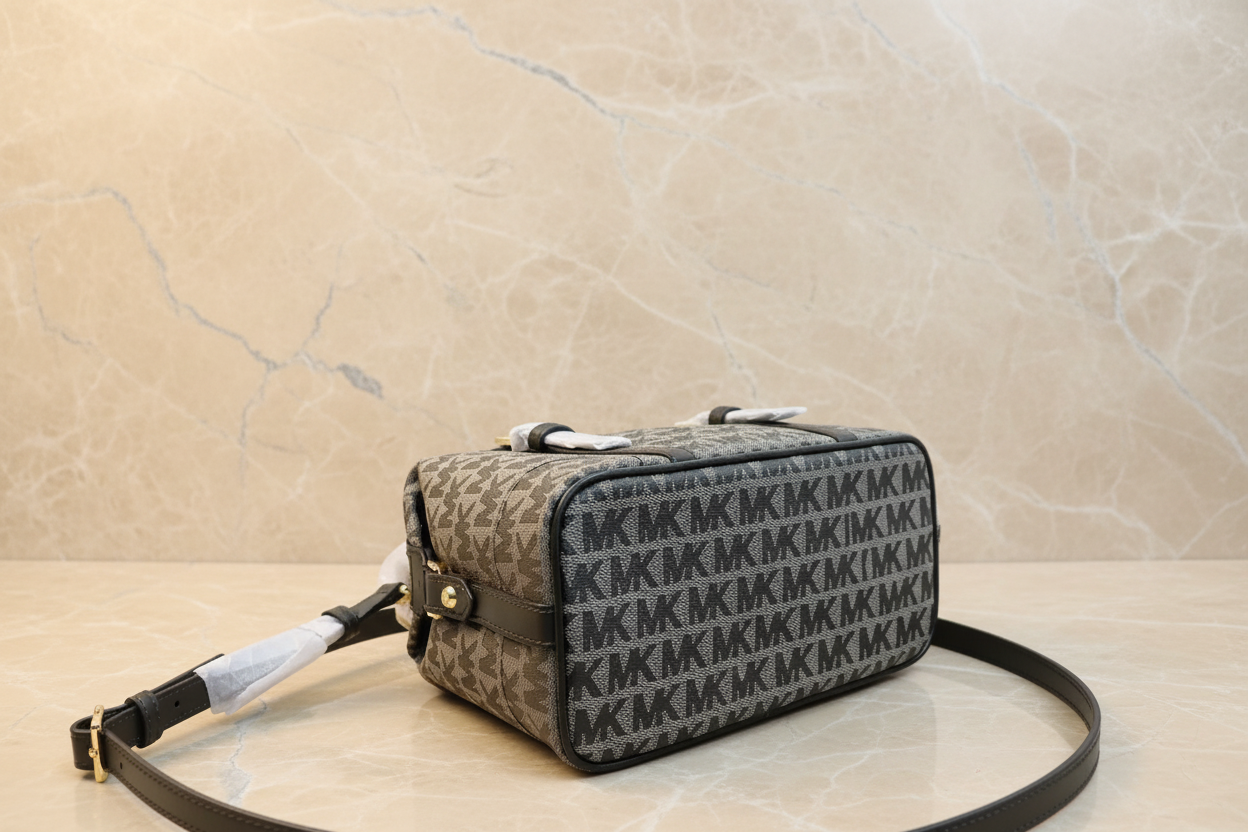 MICHAEL KORS GINGER SIGNATURE SMALL DUFFLE BAG - OLIVE GREEN