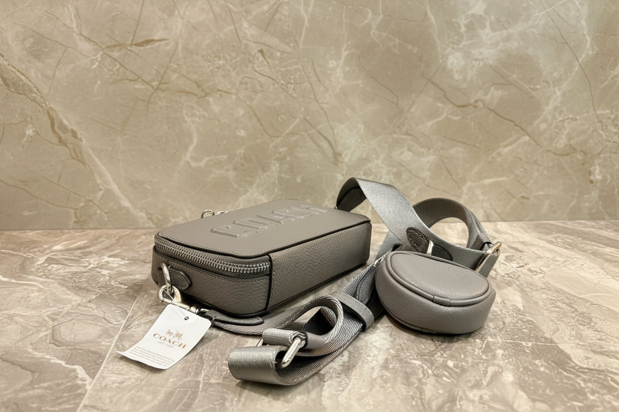 حقيبة كروسبودي رفيعة من كوتش تشارتر - رمادي