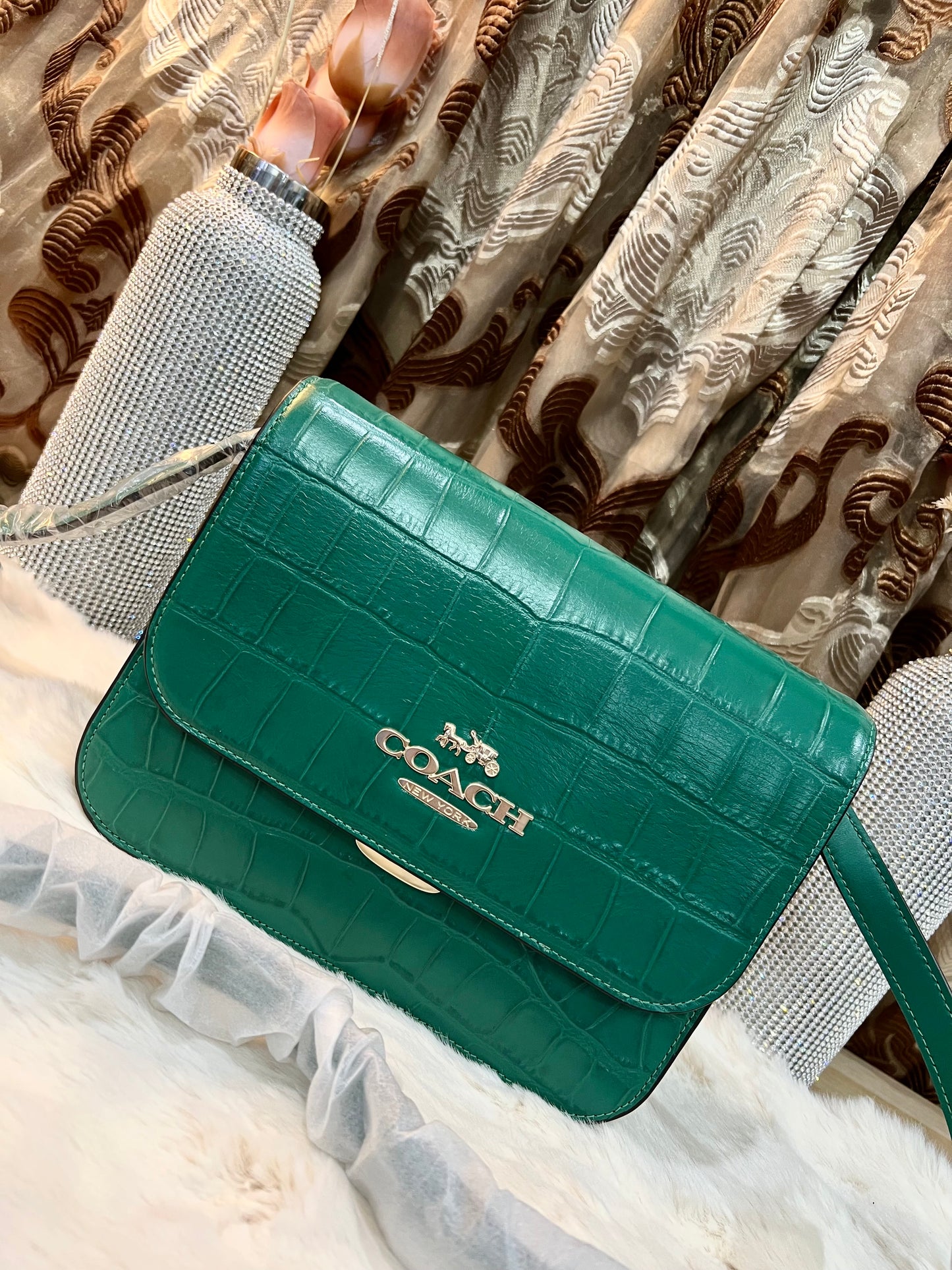 حقيبة كروسبودي كوتش برين ذات غطاء قلاب - لون اليشم