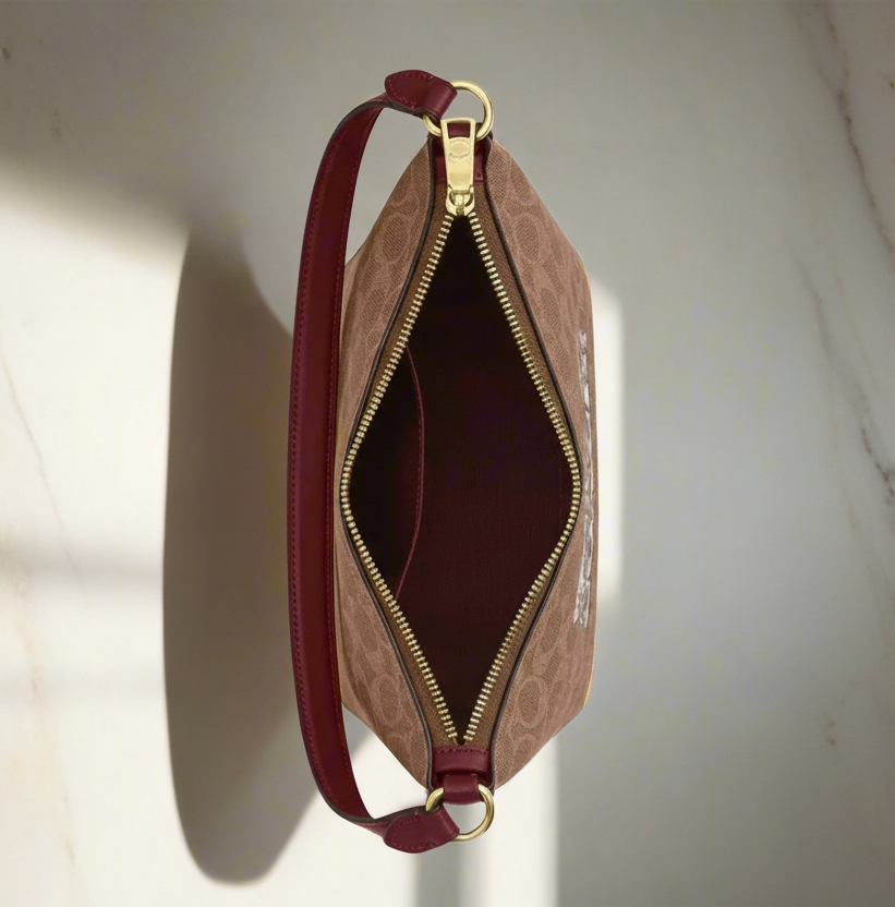 حقيبة كتف/حقيبة كروس بودي من كوتش بايتون بنقشة الحصان والعربة المميزة