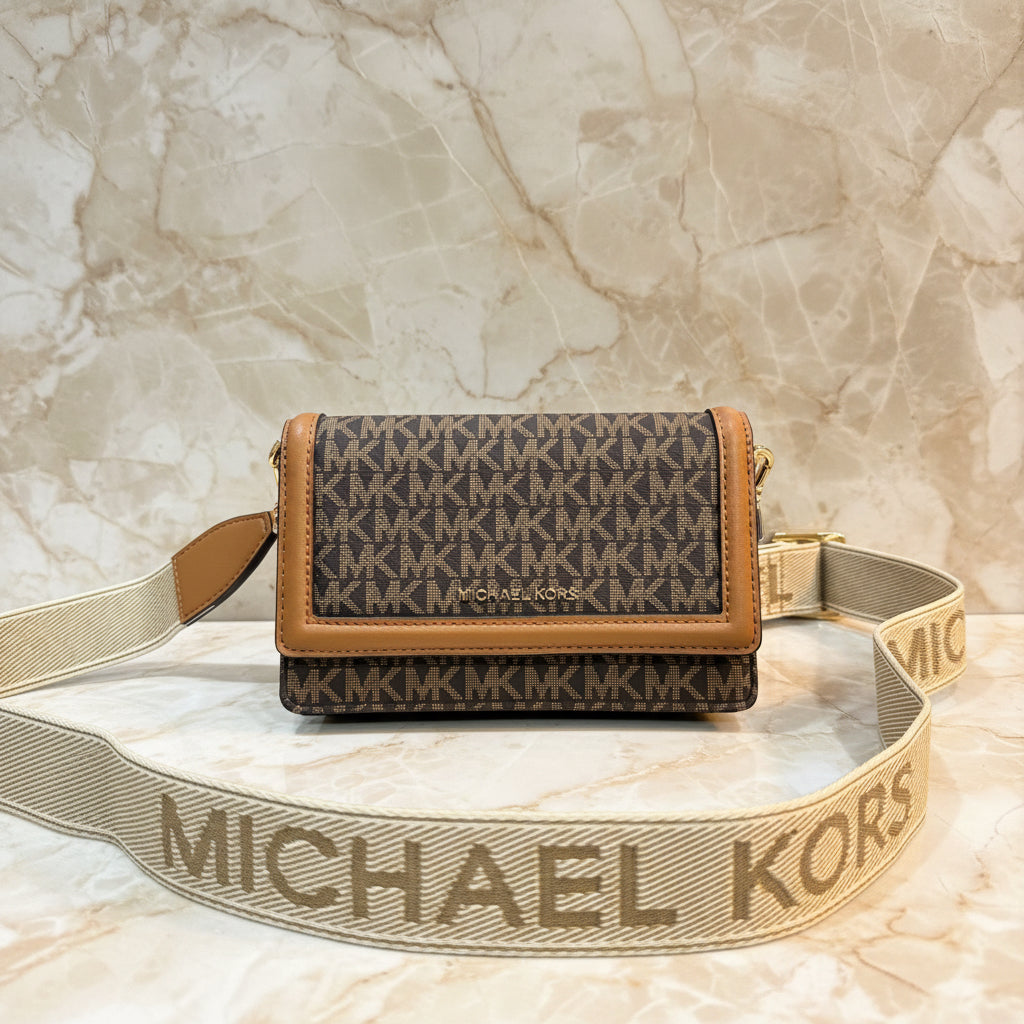 MICHAEL KORS JET SET LOGO SMARTPHONE CROSSBODY BAG- BROWN ACORN - WOVEN