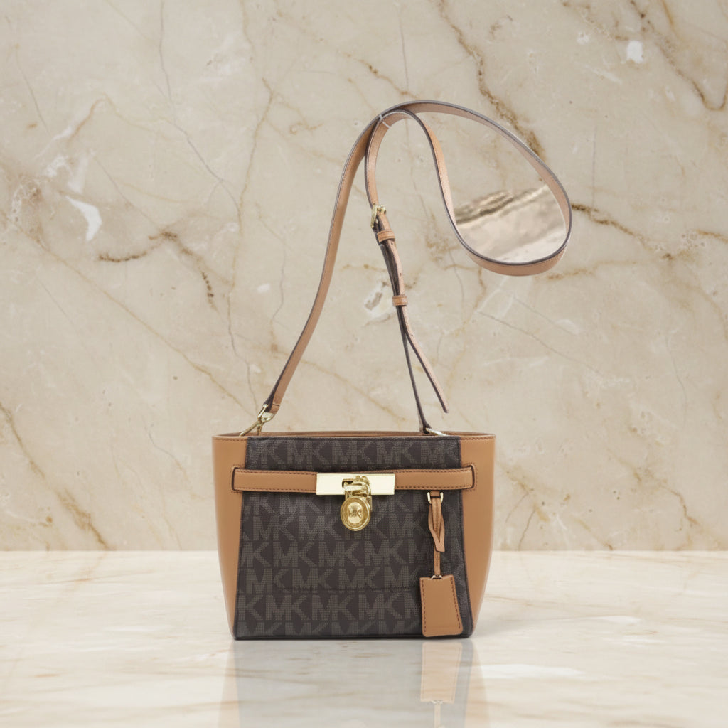 MICHAEL KORS TOP ZIP HAMILTON TRAVELLER MESSENGER BAG SMALL - SIG BROWN