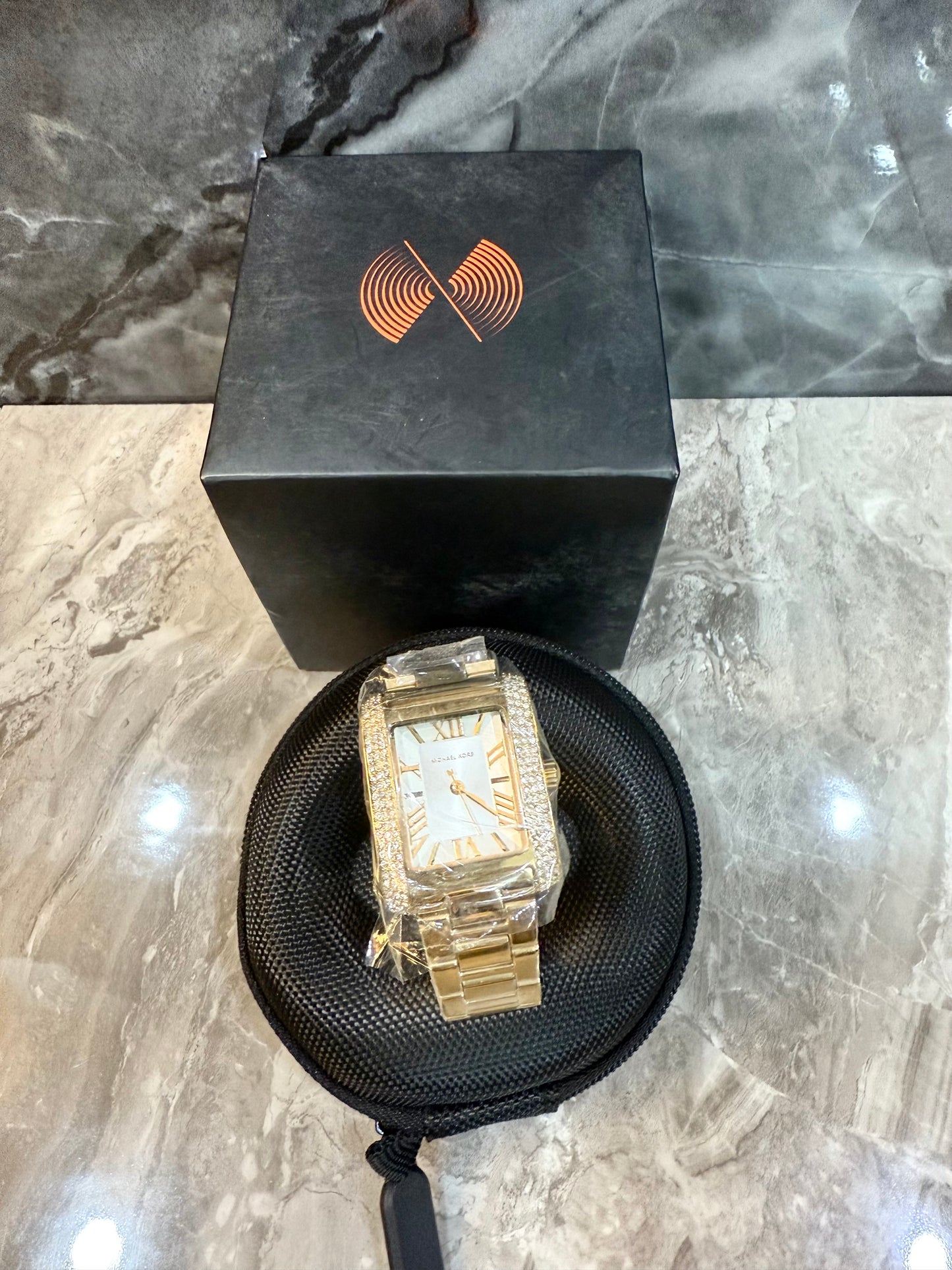 ساعة مايكل كورس إيمري ذهبية اللون - صغيرة مستطيلة