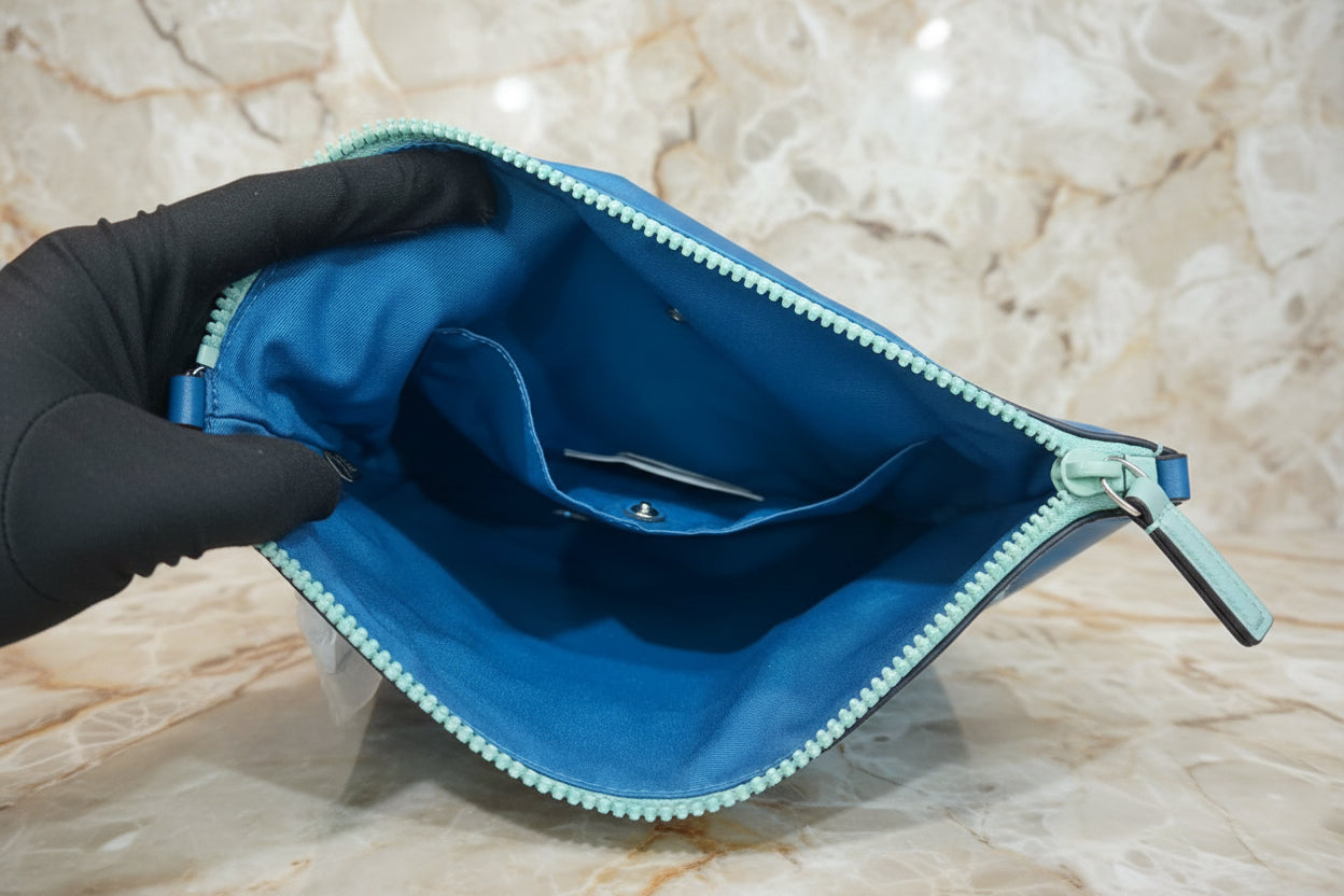 حقيبة كروسبودي من كوتش فال فايل - نايلون/جلد محبب، لون أزرق سماوي متعدد الألوان