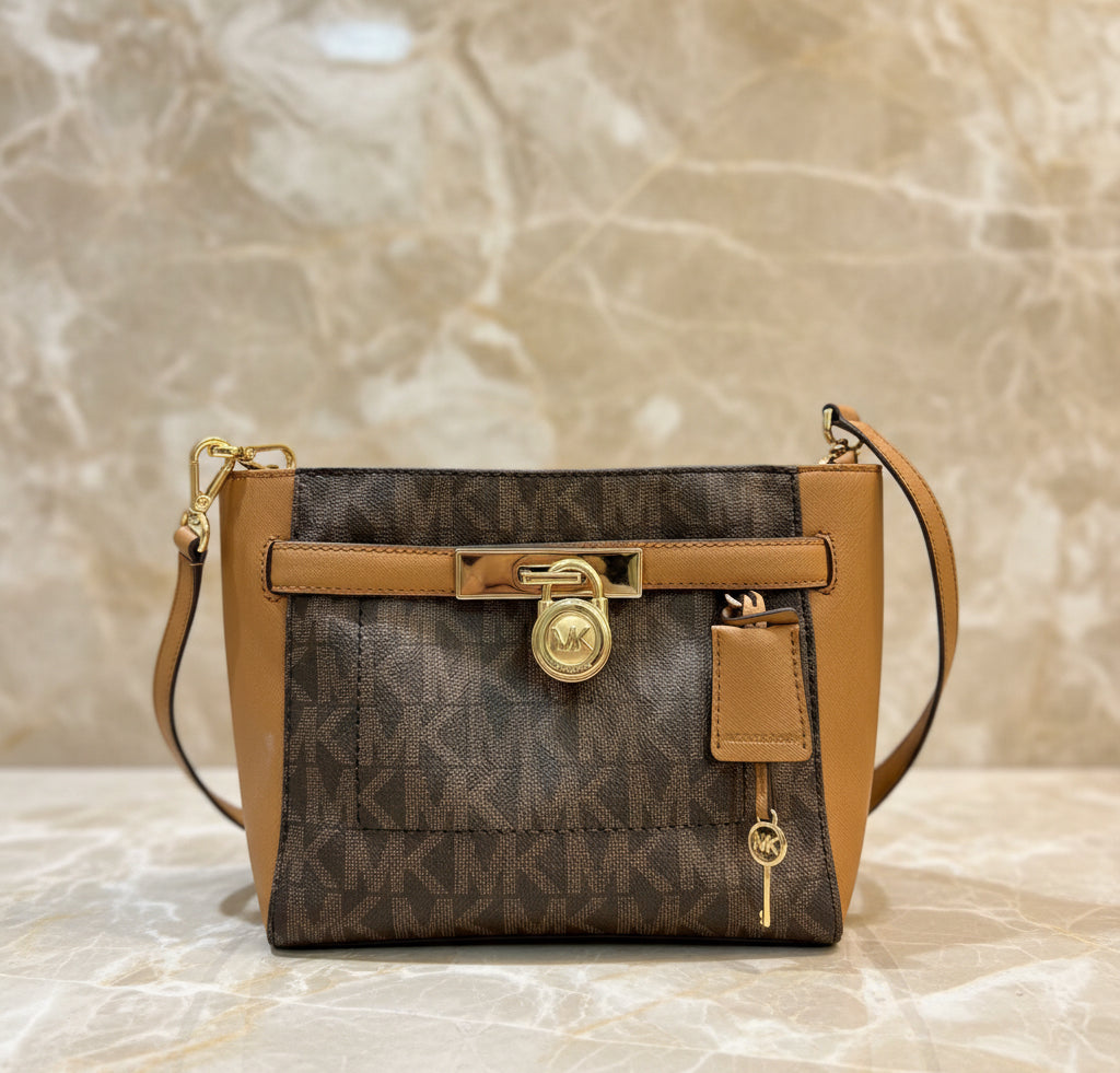 MICHAEL KORS TOP ZIP HAMILTON TRAVELLER MESSENGER BAG SMALL - SIG BROWN
