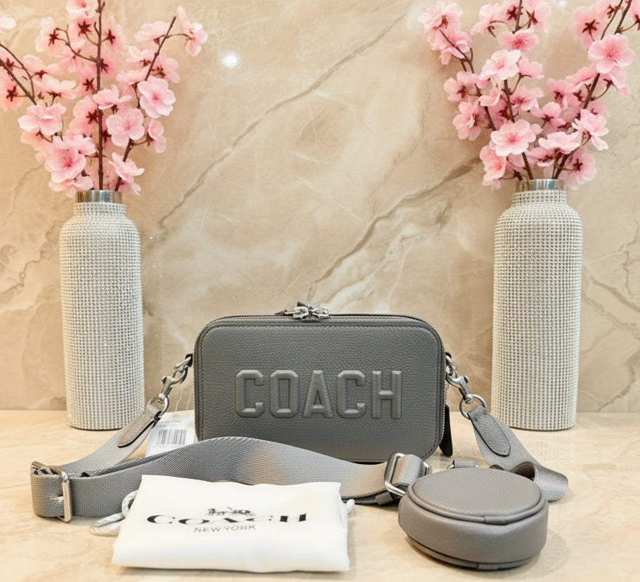 حقيبة كروسبودي رفيعة من كوتش تشارتر - رمادي