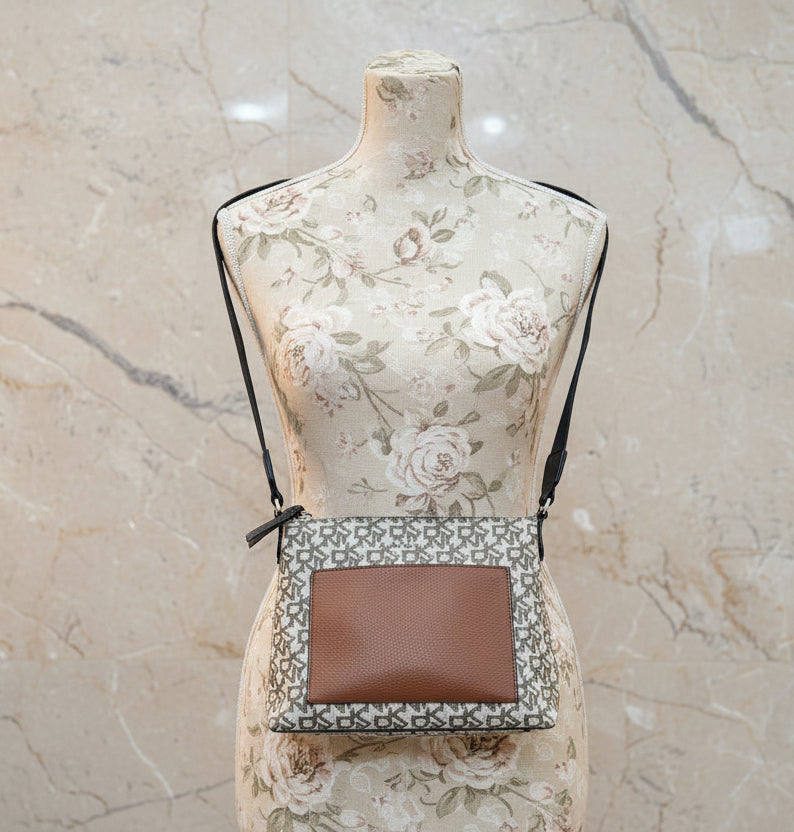 حقيبة كروس بودي من دي كيه إن واي بشعار المونوغرام