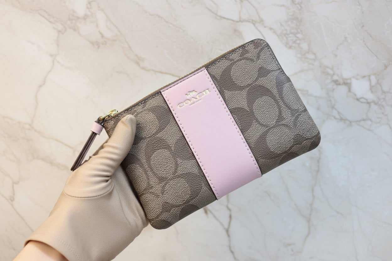 COACH SMALL CORNER SINGLE ZIP WRISTLET - SIGNATURE BROWN/PINK