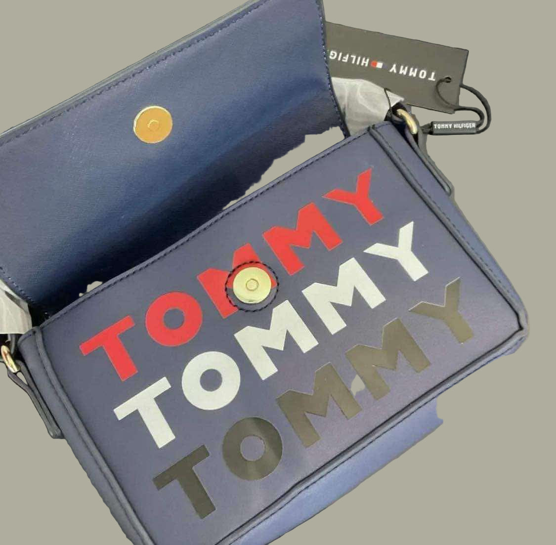 حقيبة كروسبودي ذات غطاء قلاب من تومي هيلفيغر