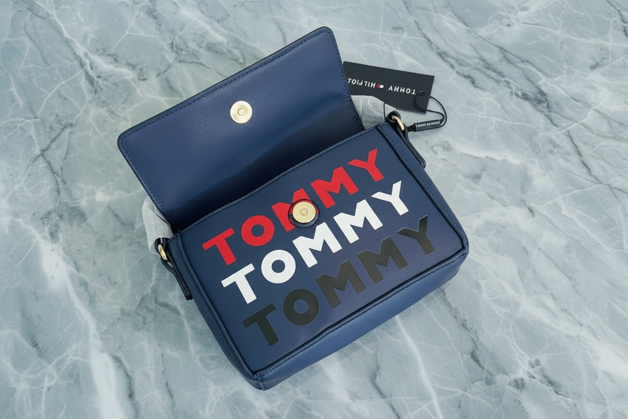 حقيبة كروسبودي ذات غطاء قلاب من تومي هيلفيغر