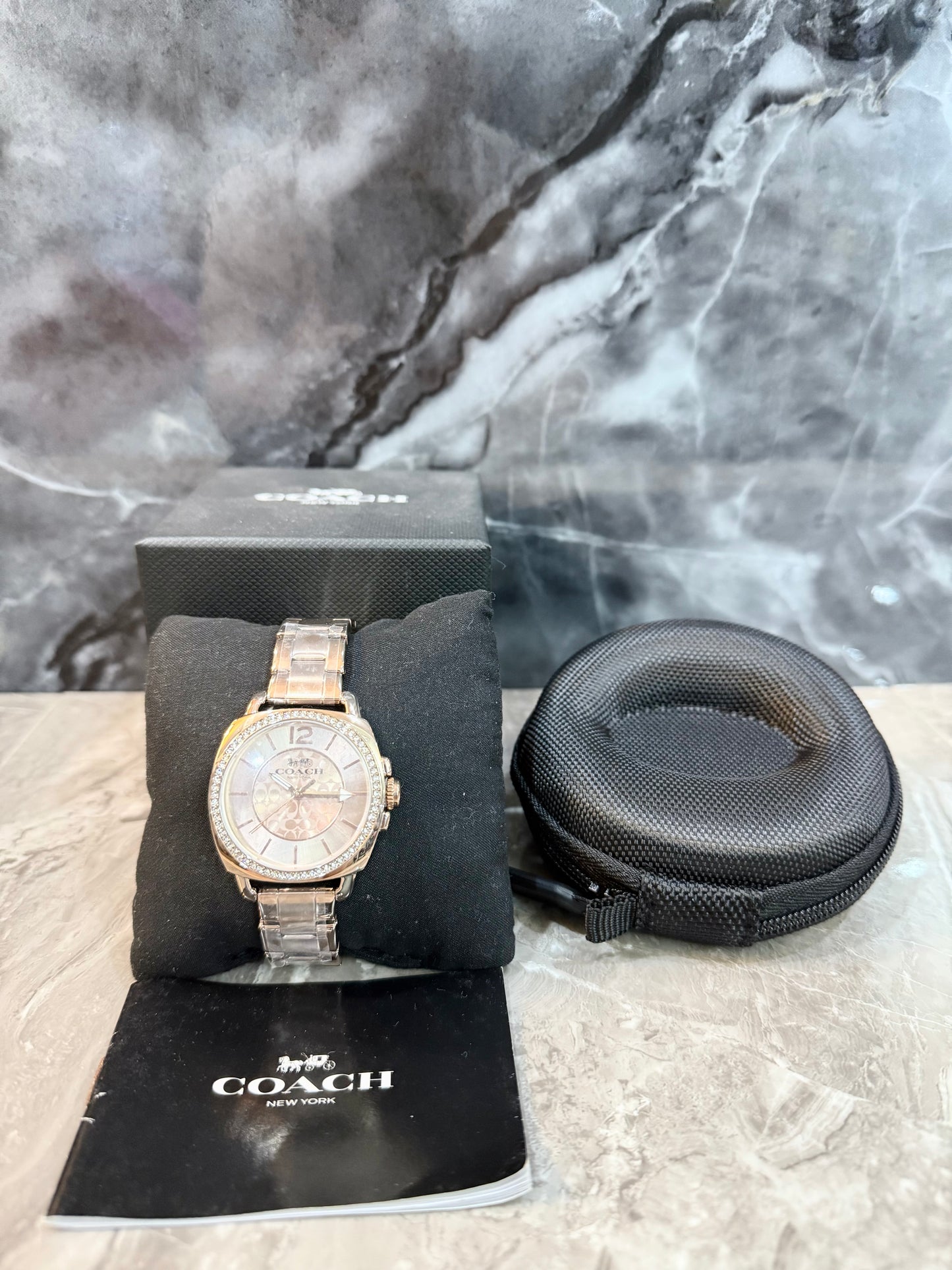 ساعة كوتش بوي فريند من الفولاذ المقاوم للصدأ بلون القرنفل