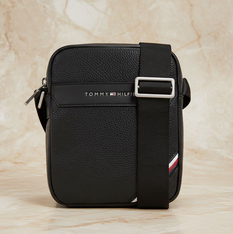 حقيبة كروس بودي صغيرة للرجال من تومي هيلفيغر -