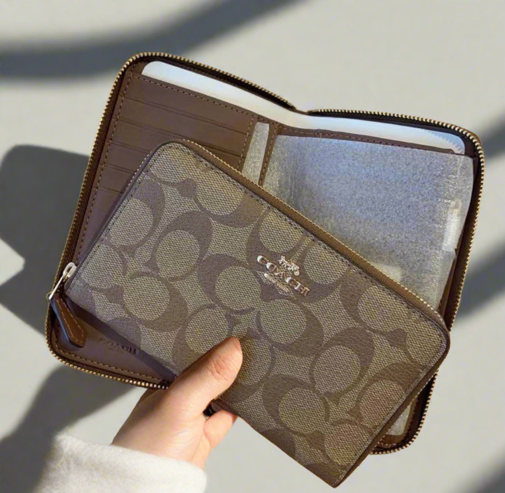 محفظة كوتش متوسطة الحجم بسحاب دائري