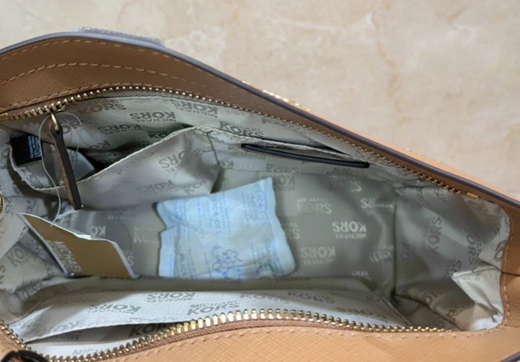MICHAEL KORS TOP ZIP HAMILTON TRAVELLER MESSENGER BAG SMALL - SIG BROWN