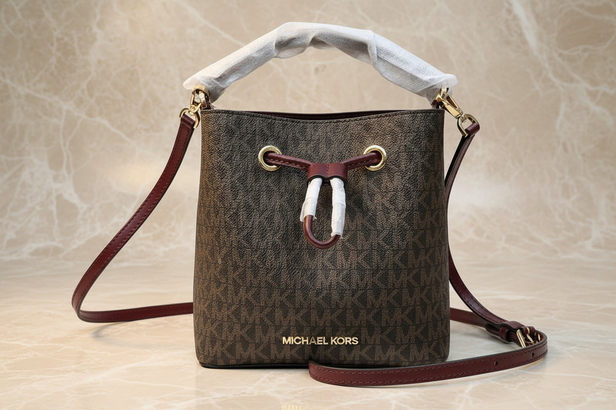 MICHAEL KORS SURI BUCKET IN SIGNATURE CANVAS