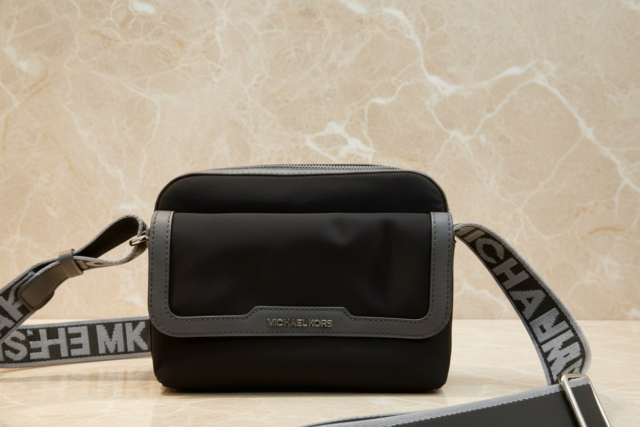 MICHAEL KORS LAUTNER MEDIUM FLAP MESSENGER - NYLON - BLACK
