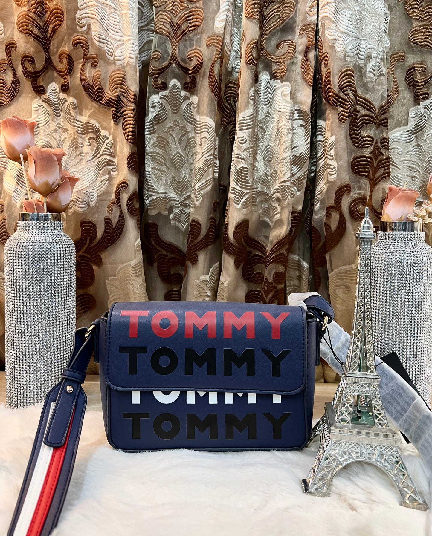 حقيبة كروسبودي ذات غطاء قلاب من تومي هيلفيغر