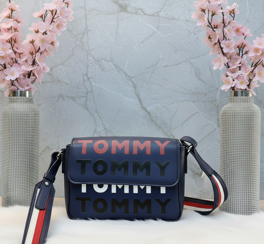 حقيبة كروسبودي ذات غطاء قلاب من تومي هيلفيغر