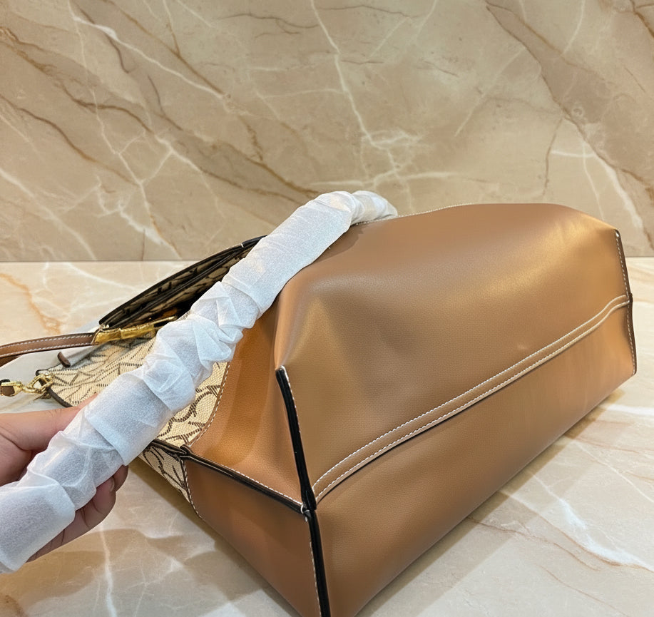 CALVIN KLEIN TOTE IN SIGNATURE LOGO BEIGE/BROWN- XL OPEN WITH LARGE ZIP POUCH & LONG STRAP