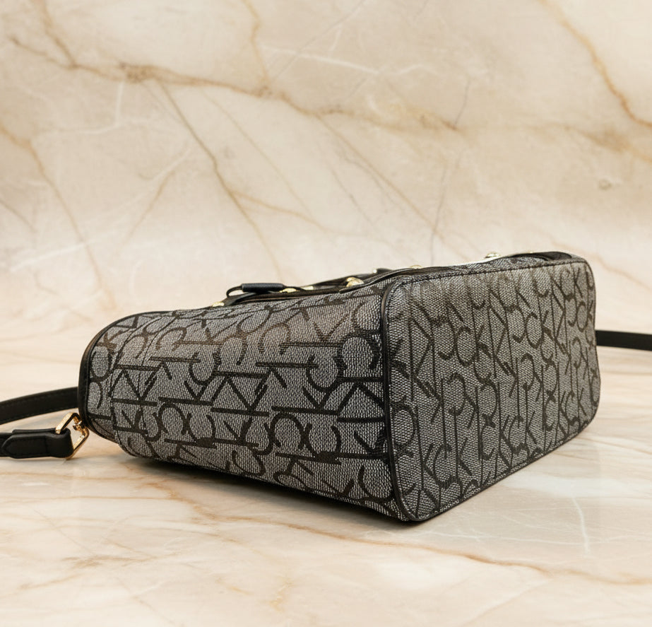 CALVIN KLEIN SATCHEL IN SIGNATURE CHARCOAL BLACK