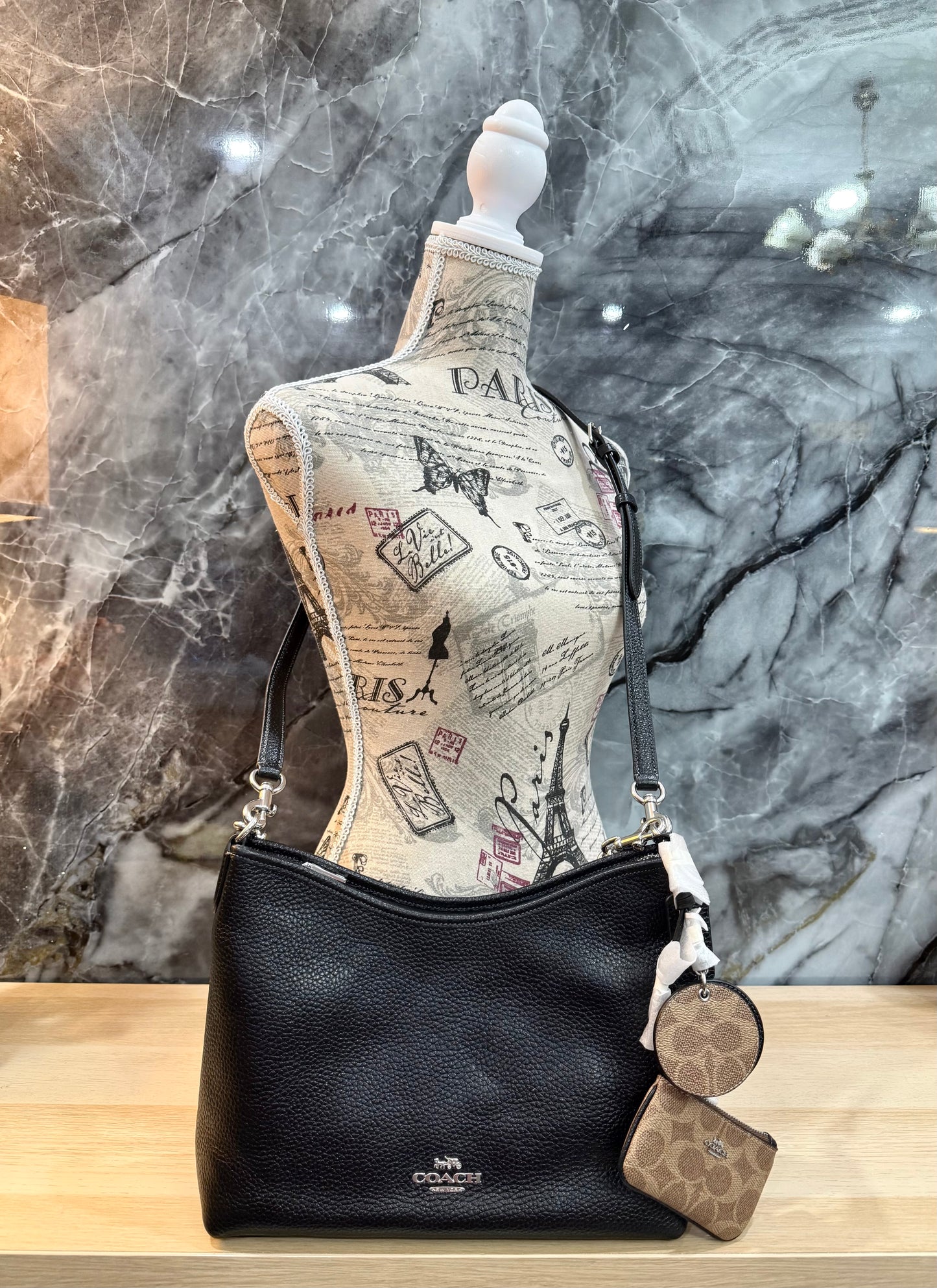 حقيبة كوتش متوسطة الحجم بلون الغار - أسود