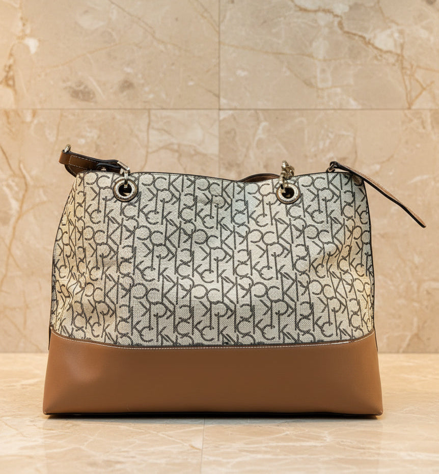 CALVIN KLEIN TOTE IN SIGNATURE LOGO BEIGE/BROWN- XL OPEN WITH LARGE ZIP POUCH & LONG STRAP