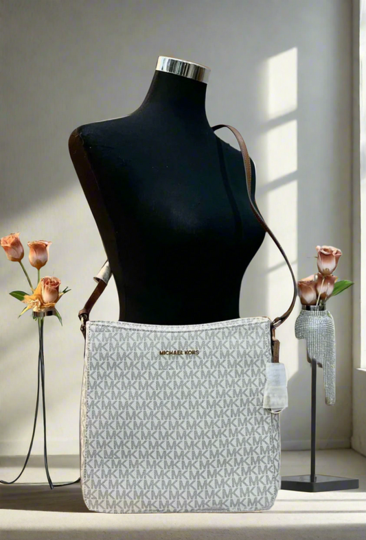 MICHAEL KORS JET SET TRAVEL LARGE MESSENGER LOGO VANILLA