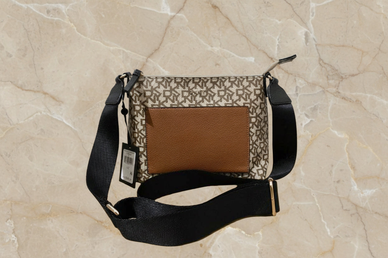 حقيبة كروس بودي من دي كيه إن واي بشعار المونوغرام