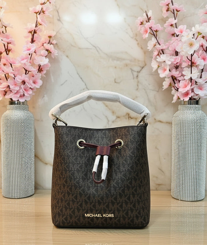 MICHAEL KORS SURI BUCKET IN SIGNATURE CANVAS