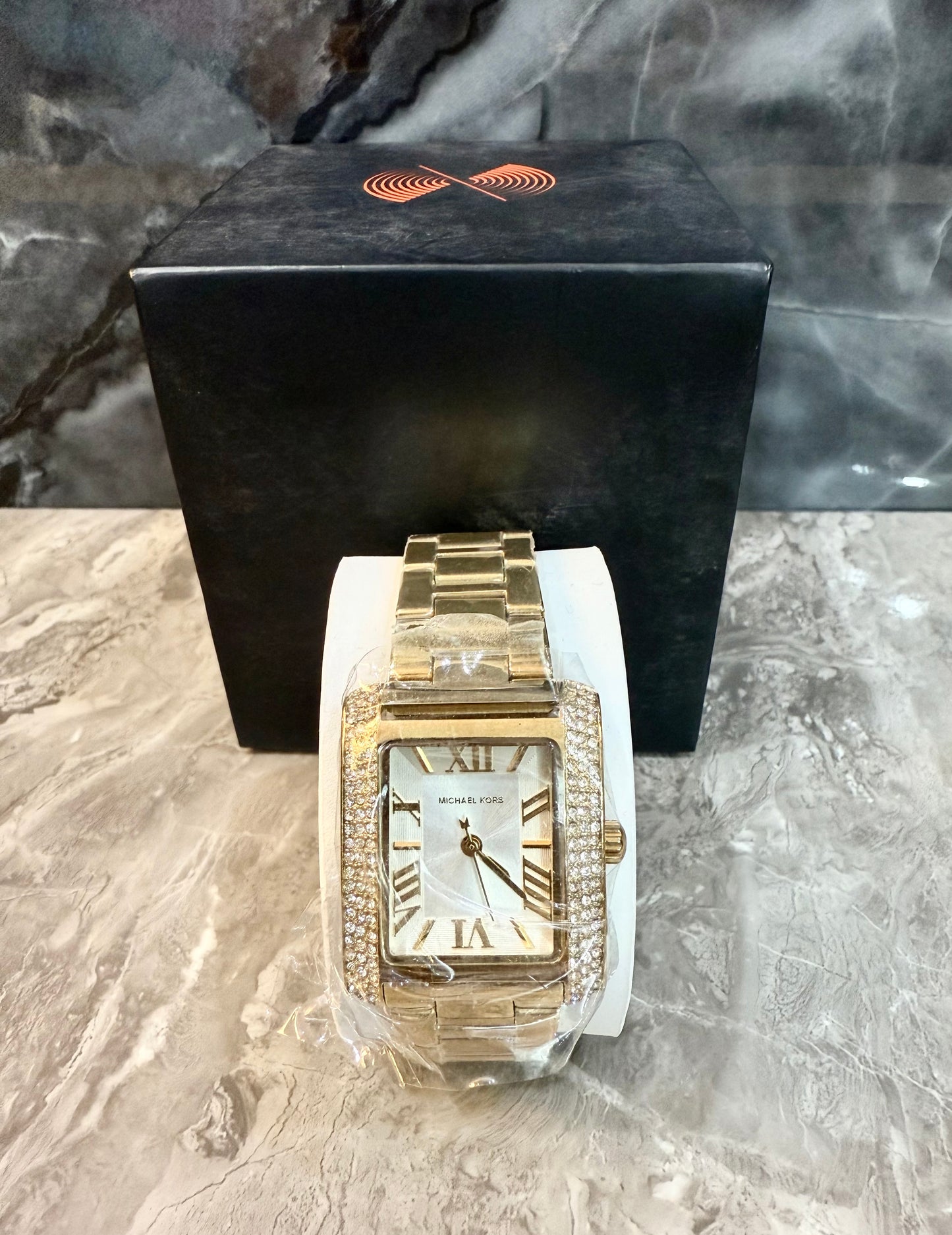 ساعة مايكل كورس إيمري ذهبية اللون - صغيرة مستطيلة