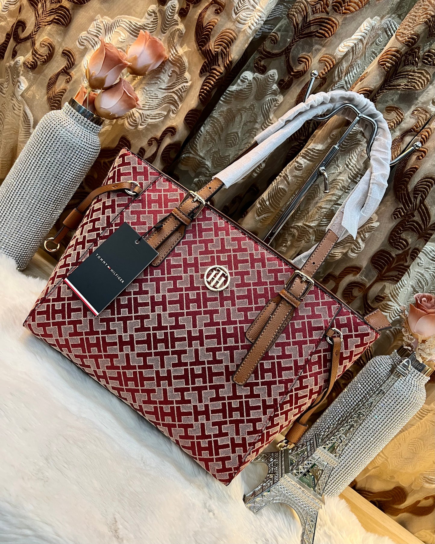 حقيبة تومي هيلفيغر