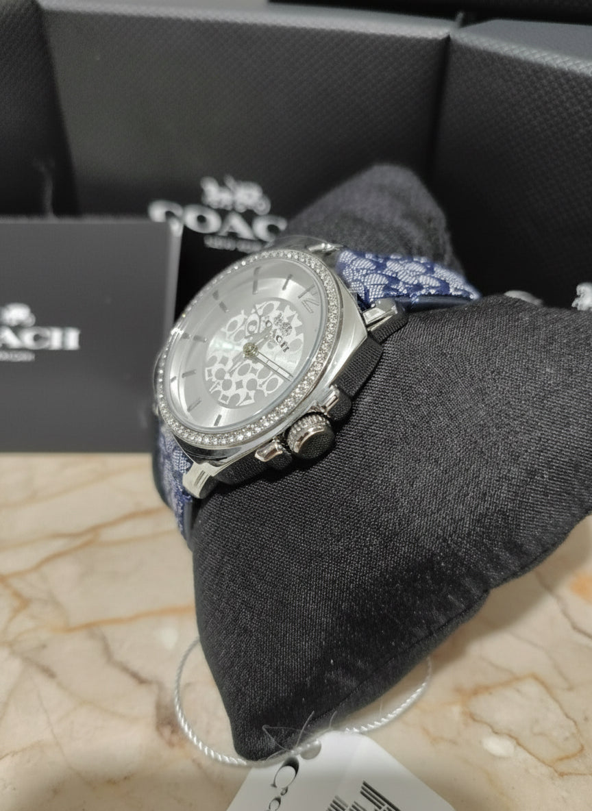 ساعة كوتش بوي فريند متوسطة الحجم - لون أزرق داكن مميز