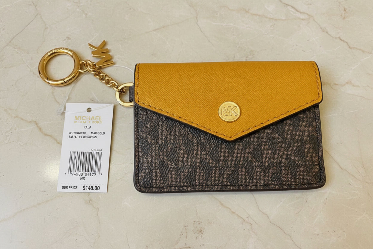 MICHAEL KORS CARD CASE FLAP - SIGNATURE BROWN/MUSTARD YELLOW