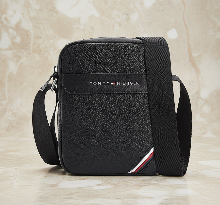 حقيبة كروس بودي صغيرة للرجال من تومي هيلفيغر -