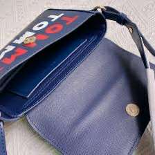 حقيبة كروسبودي ذات غطاء قلاب من تومي هيلفيغر