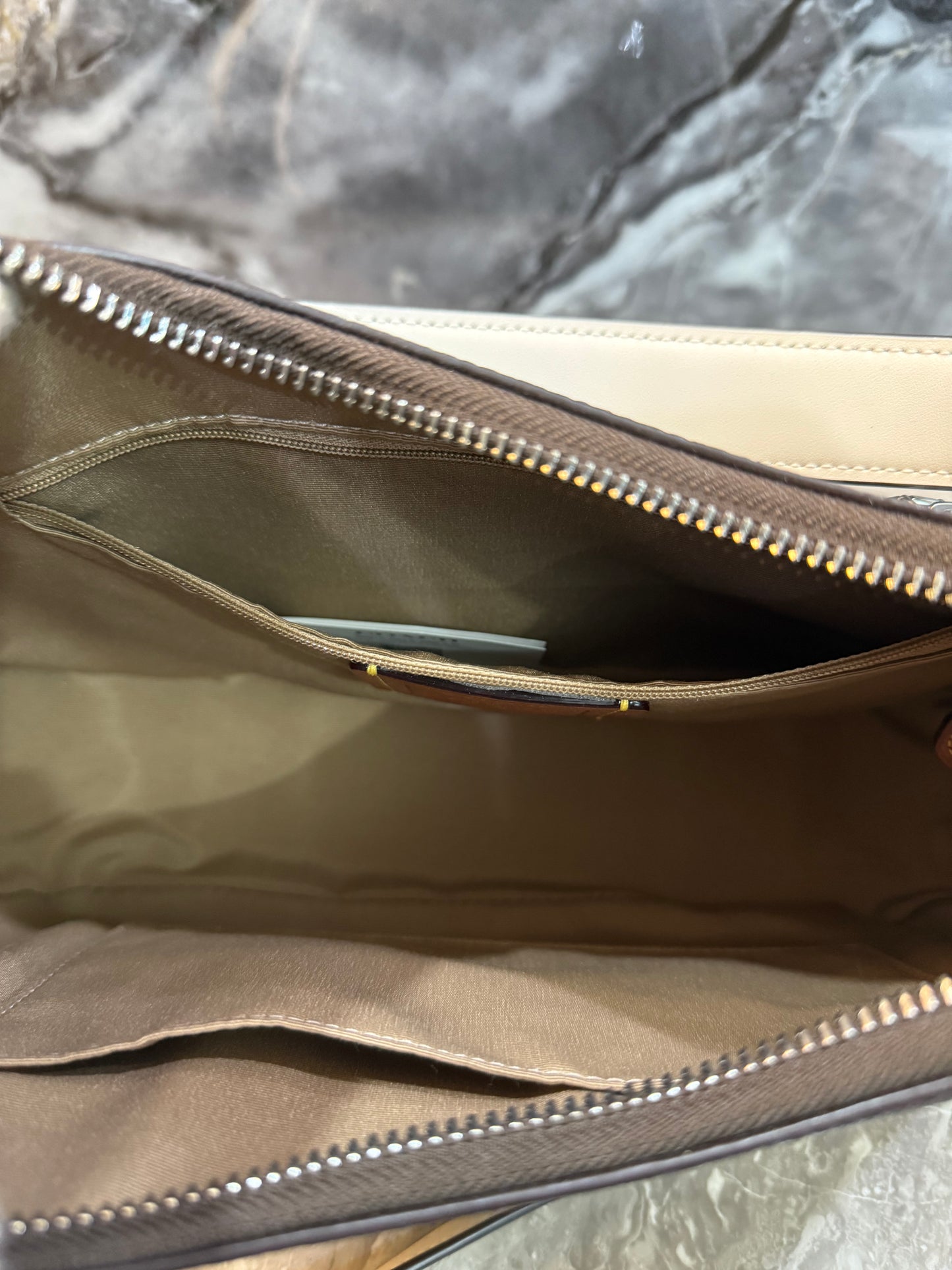 حقيبة كتف/حقيبة كروس بودي من كوتش سكريبت تيري هوبو - متوسطة الحجم