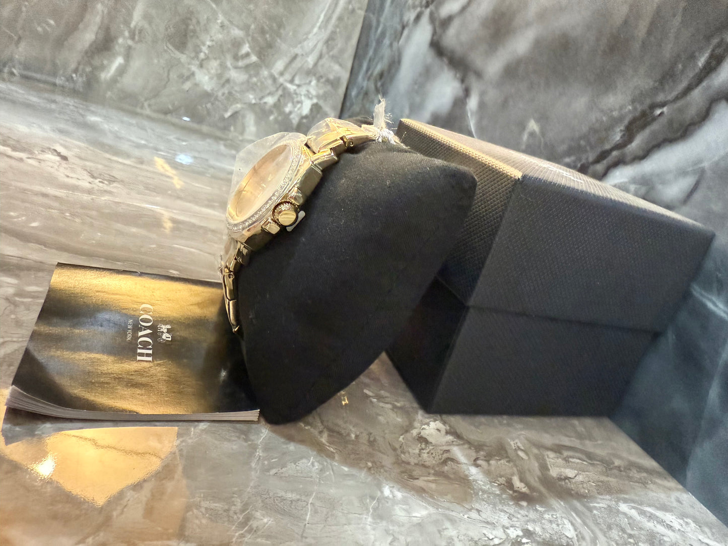 ساعة كوتش بوي فريند ذهبية من الفولاذ المقاوم للصدأ