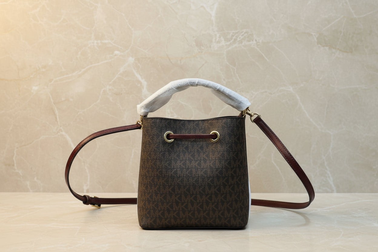 MICHAEL KORS SURI BUCKET IN SIGNATURE CANVAS