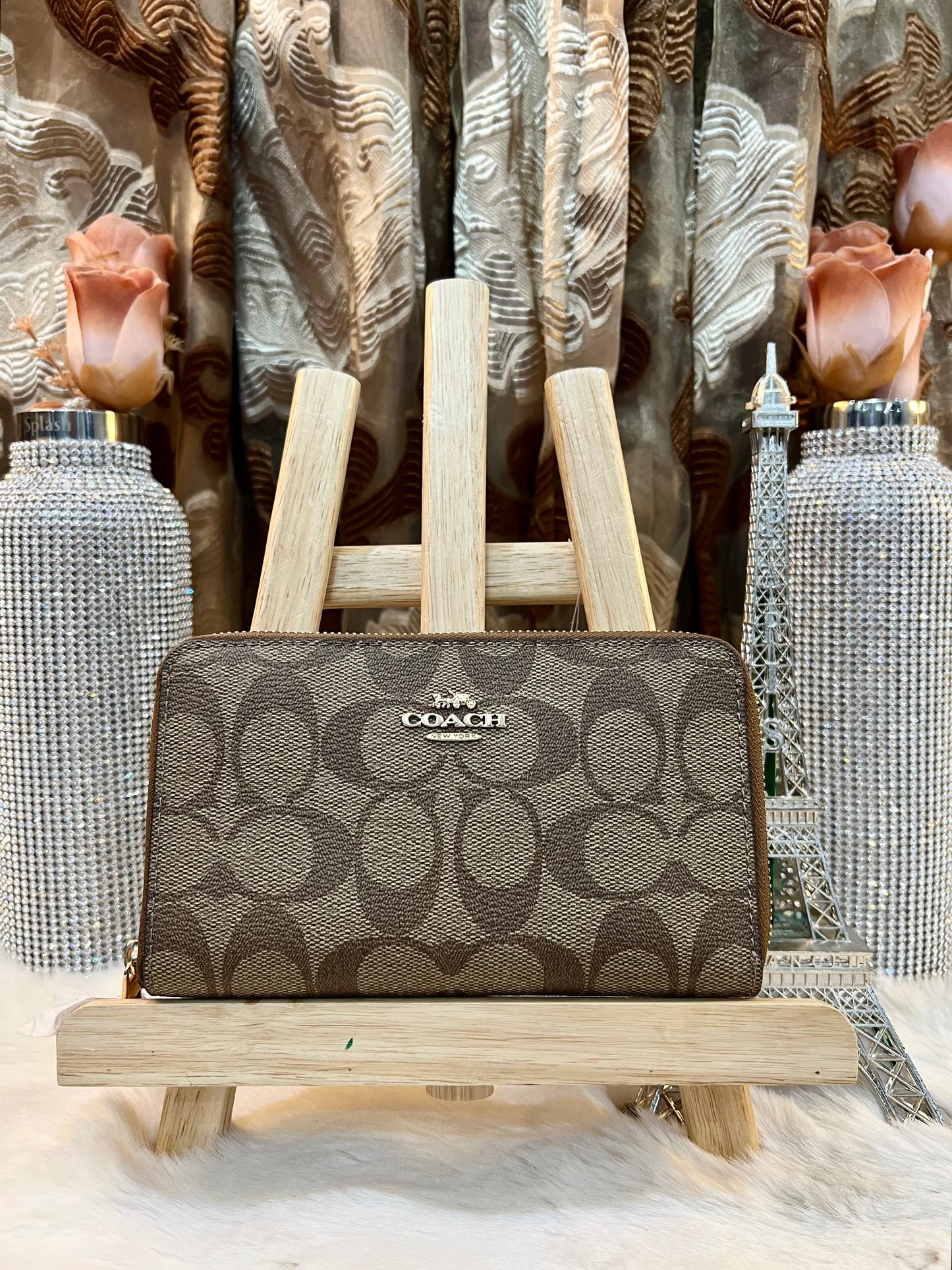 محفظة كوتش متوسطة الحجم بسحاب دائري