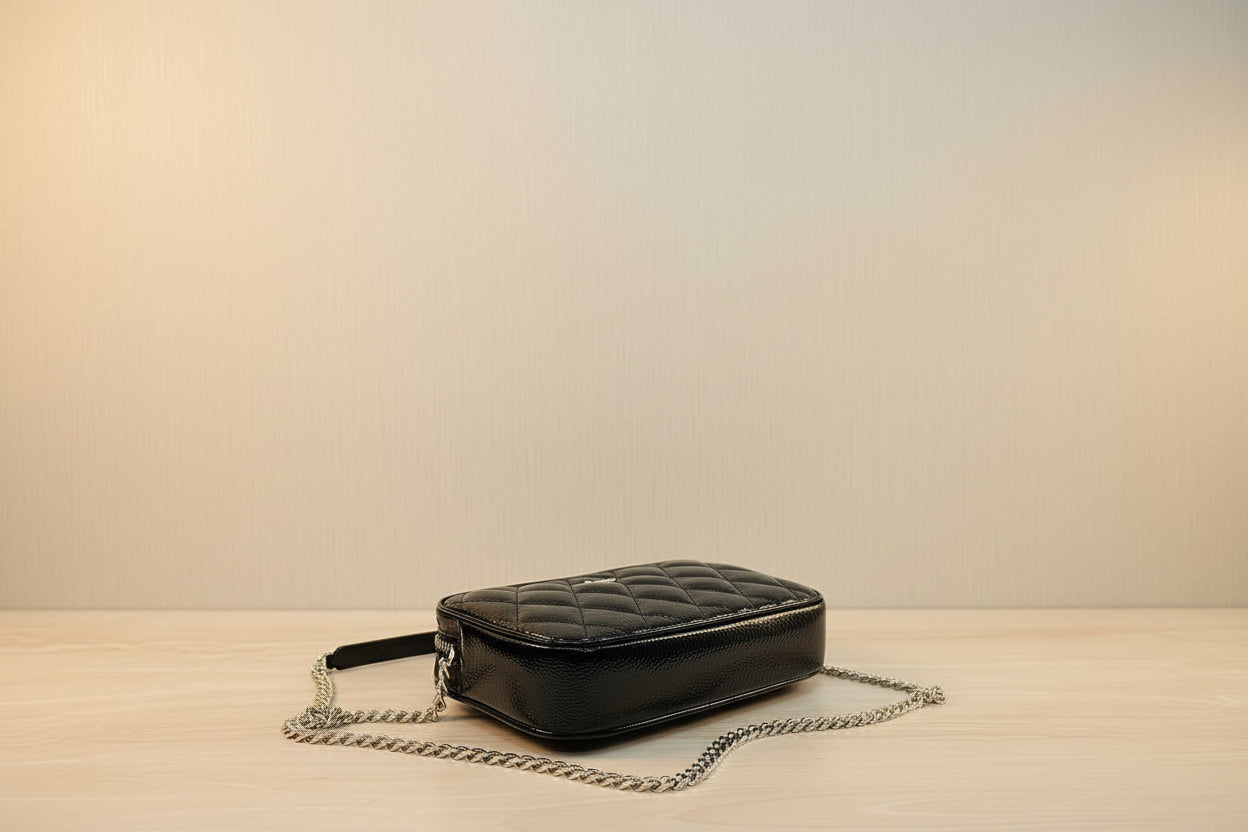 حقيبة كروسبودي من الجلد المبطن من كيت سبيد، مع حافظة بطاقات رفيعة، في علبة.