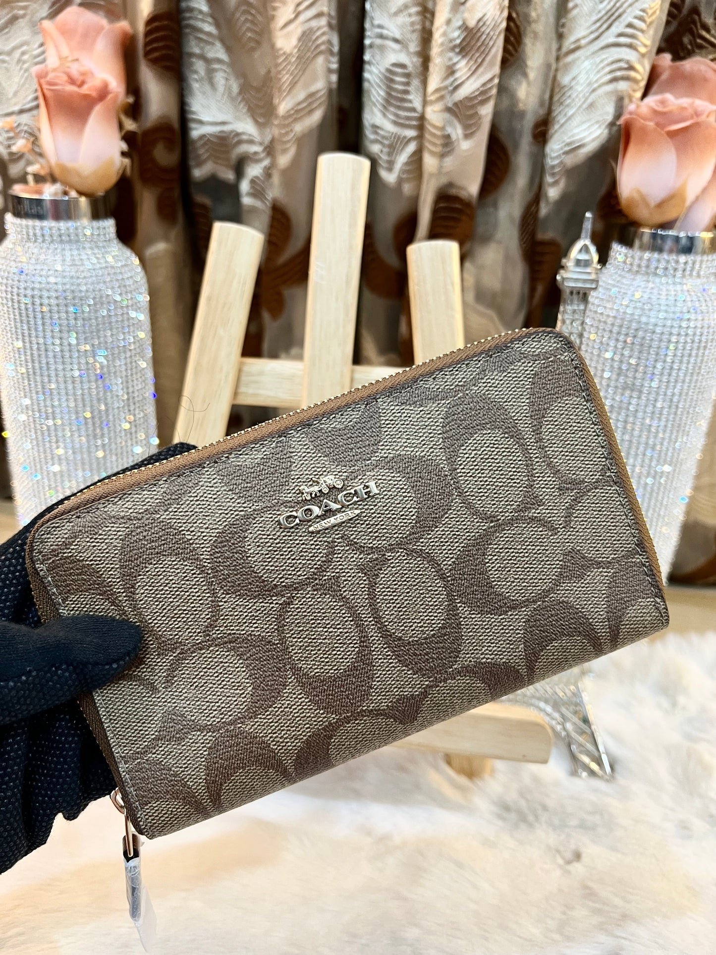 محفظة كوتش متوسطة الحجم بسحاب دائري