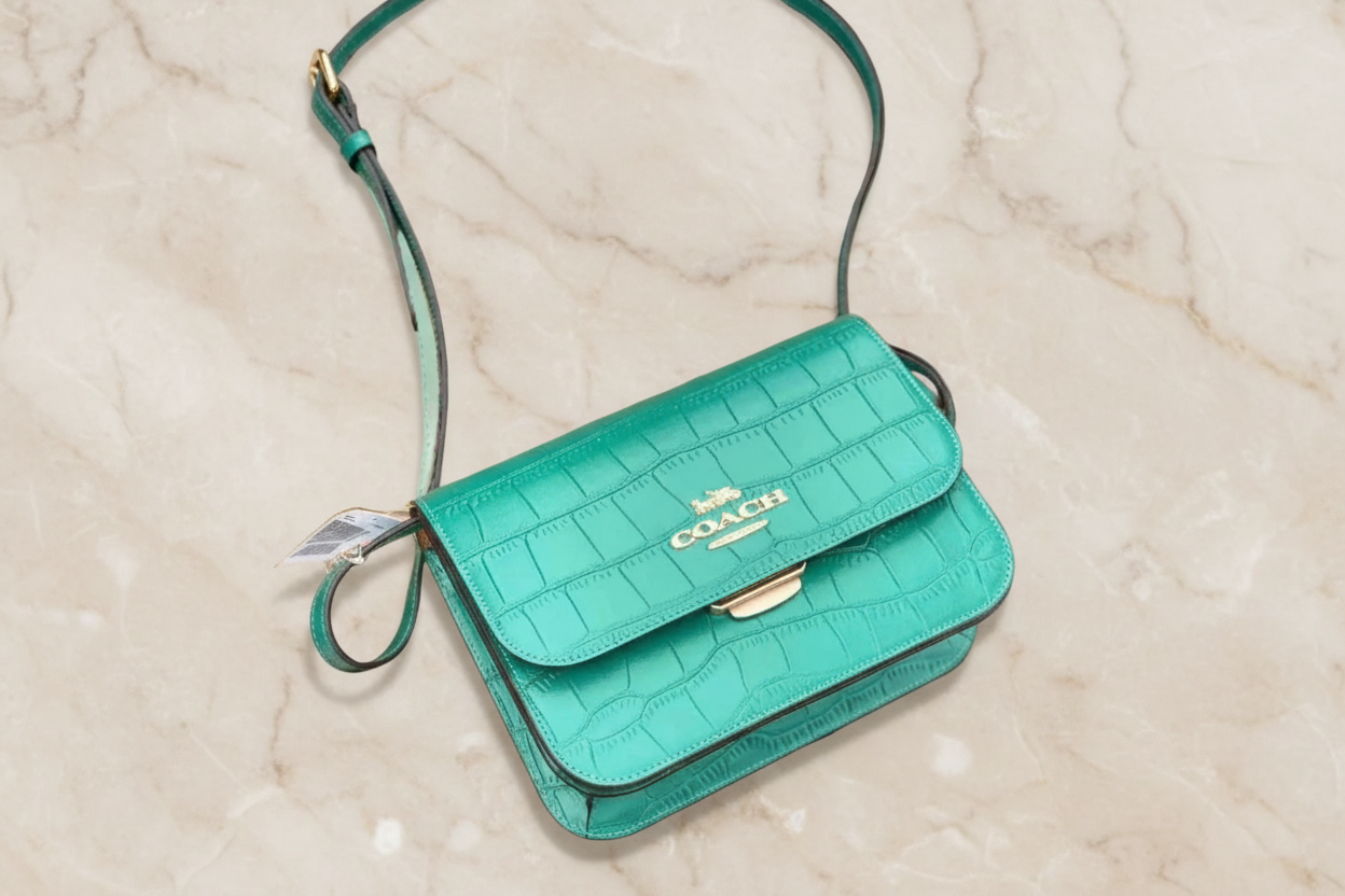 حقيبة كروسبودي كوتش برين ذات غطاء قلاب - لون اليشم