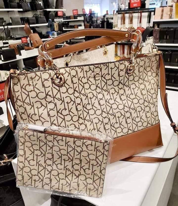 CALVIN KLEIN TOTE IN SIGNATURE LOGO BEIGE/BROWN- XL OPEN WITH LARGE ZIP POUCH & LONG STRAP