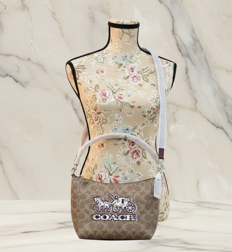 حقيبة كتف/حقيبة كروس بودي من كوتش بايتون بنقشة الحصان والعربة المميزة