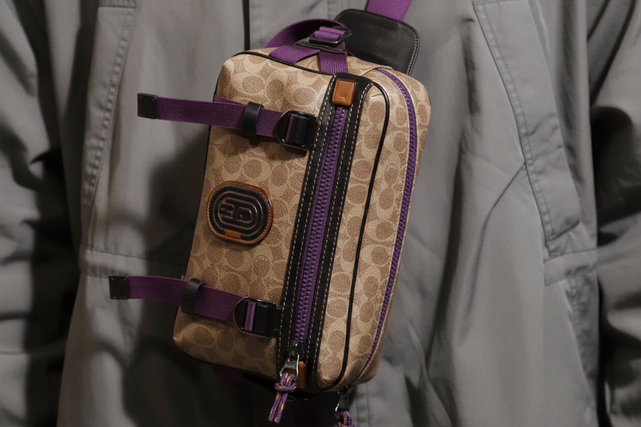 حقيبة خصر/حقيبة جسم محدودة الإصدار مطبوعة بشعار كوتش، مصنوعة من قماش الكانفاس البني المميز.