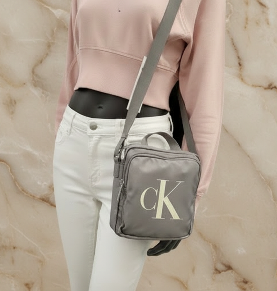 CALVIN KLEIN SPORT ESSENTIAL CAMERA BAG 17 - GRAY