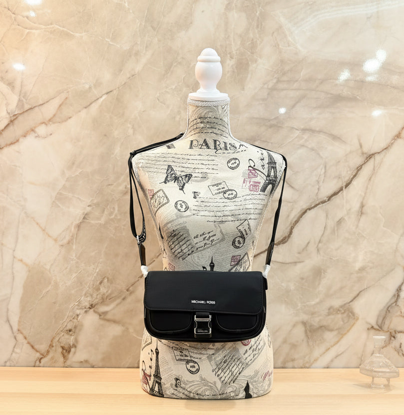 حقيبة مايكل كورس كاي متوسطة الحجم بجيبين وغطاء قلاب