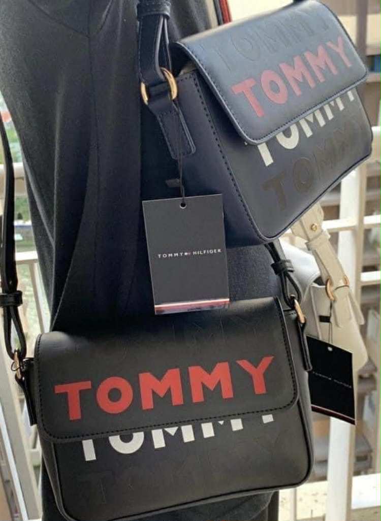 حقيبة كروسبودي ذات غطاء قلاب من تومي هيلفيغر