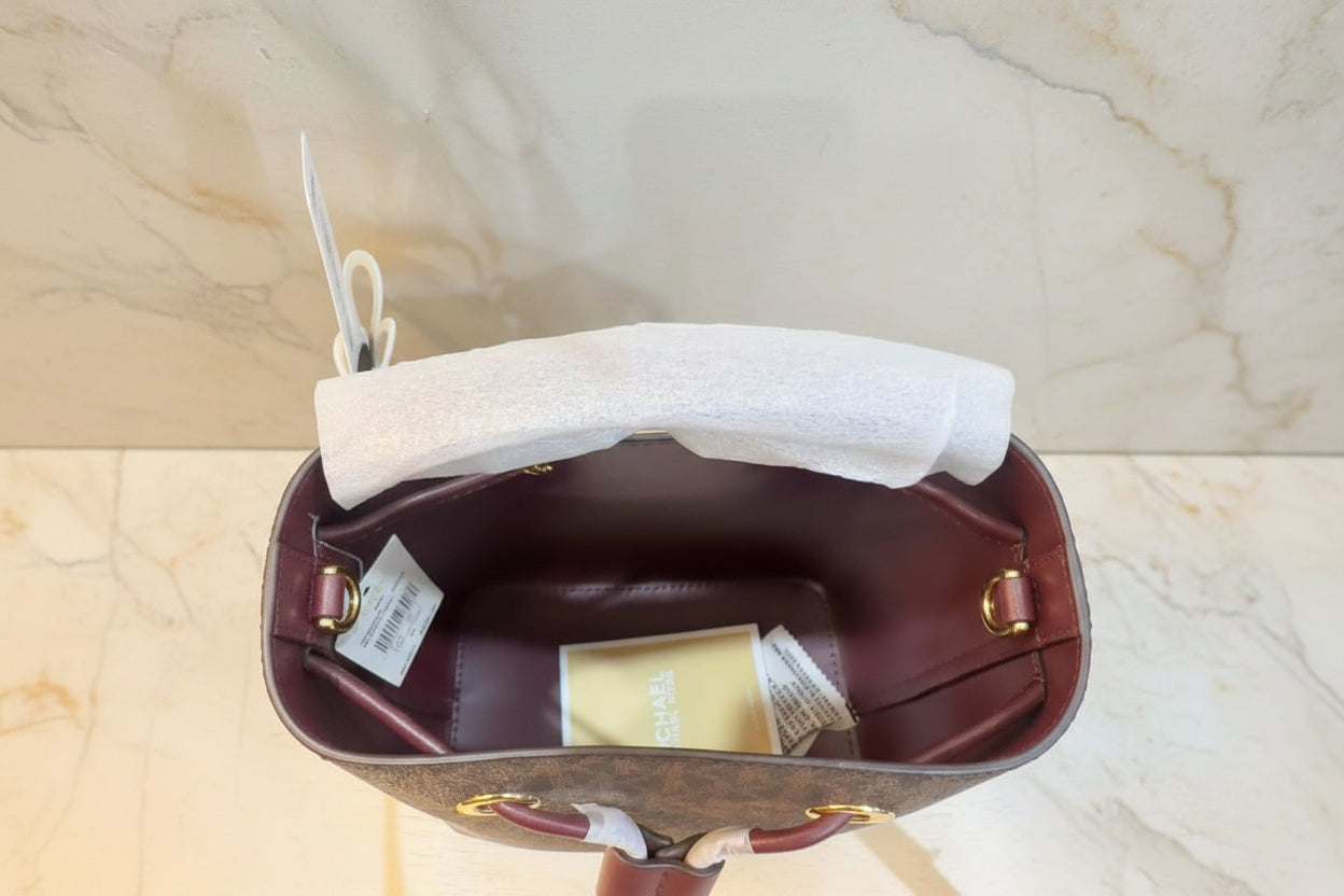 MICHAEL KORS SURI BUCKET IN SIGNATURE CANVAS