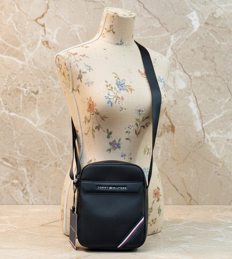 حقيبة كروس بودي صغيرة للرجال من تومي هيلفيغر -